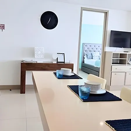 Phenomenal 2 Bedroom With Oceanview Balcony! Apartamento